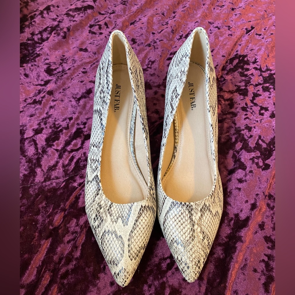 Women’s Size 12 Tan Snakeskin Pump. - Picture 2 of 8